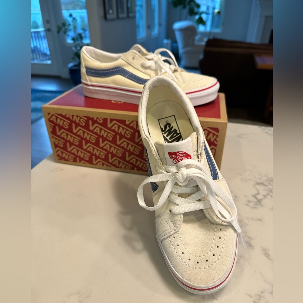Vans. Womens size 7 men’s size 5.5. Like new! Excellent condition.